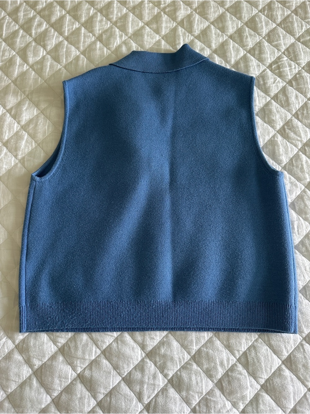 Abercrombie & Fitch Men’s Steel Blue Sleeveless V‑Neck Polo Sweater - Picture 3 of 3